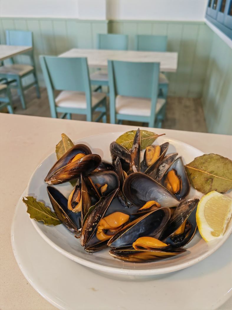 Mejillones al vapor con laurel y limón, un entrante fresco y ligero