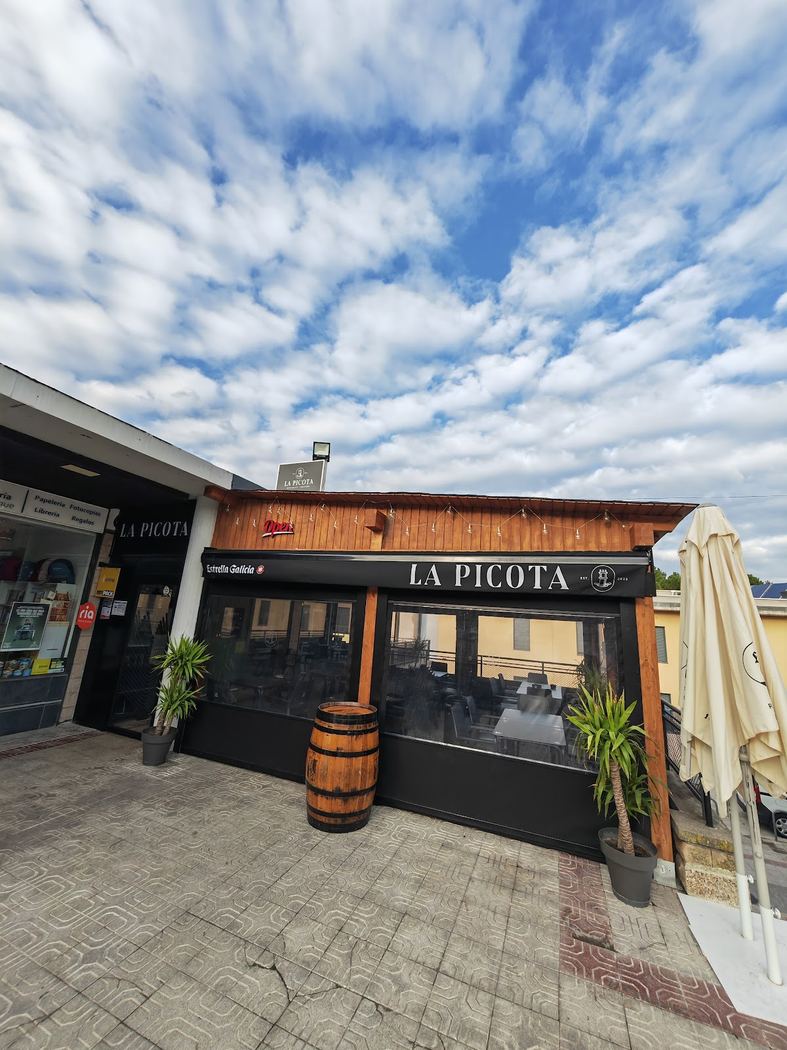 Fachada del Bar Restaurante La Picota, un local de barrio en la calle Duero