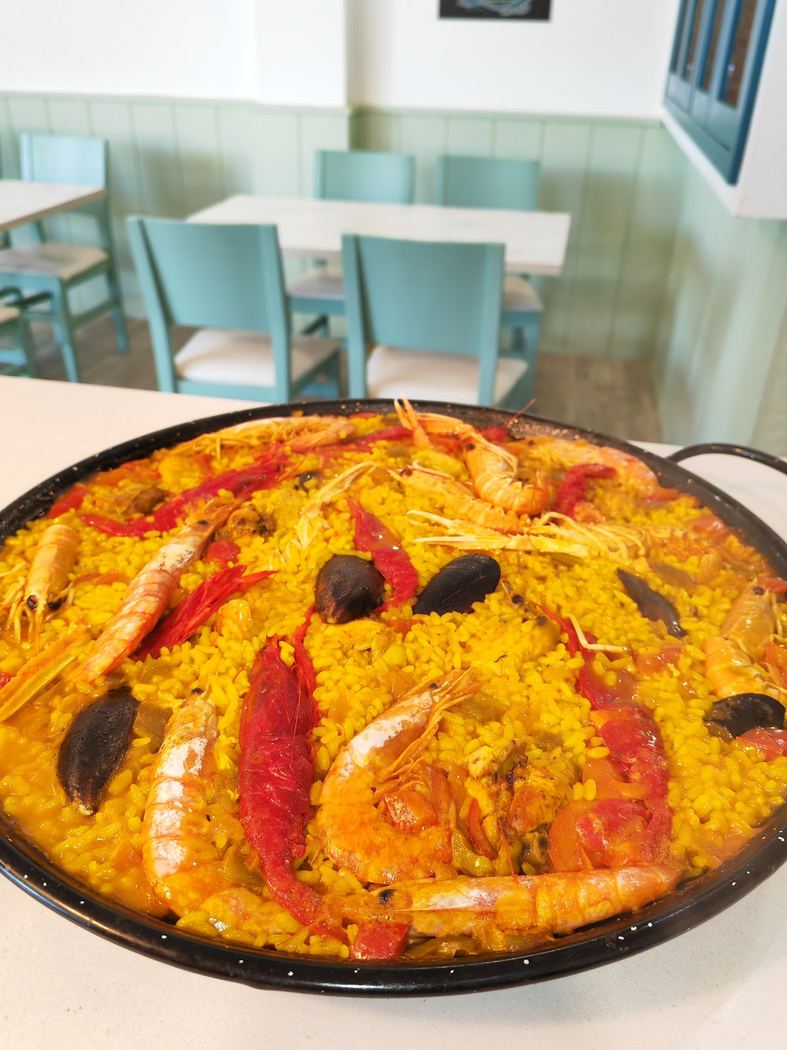 Paella de marisco con azafrán, gambas y mejillones, lista para compartir